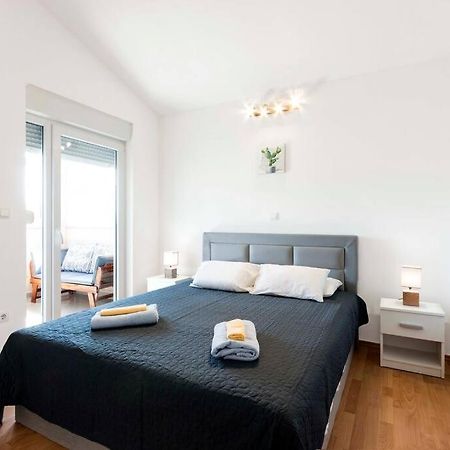 Cozy Apartment With Private Parking Medulin Exteriör bild