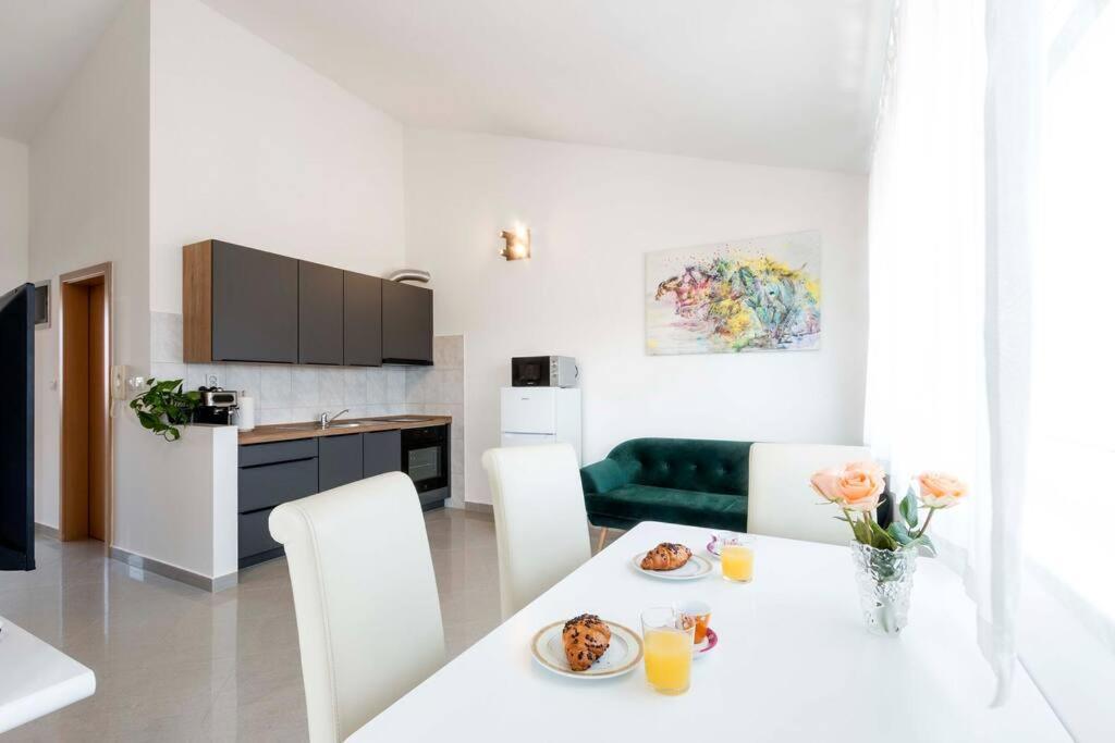 Cozy Apartment With Private Parking Medulin Exteriör bild